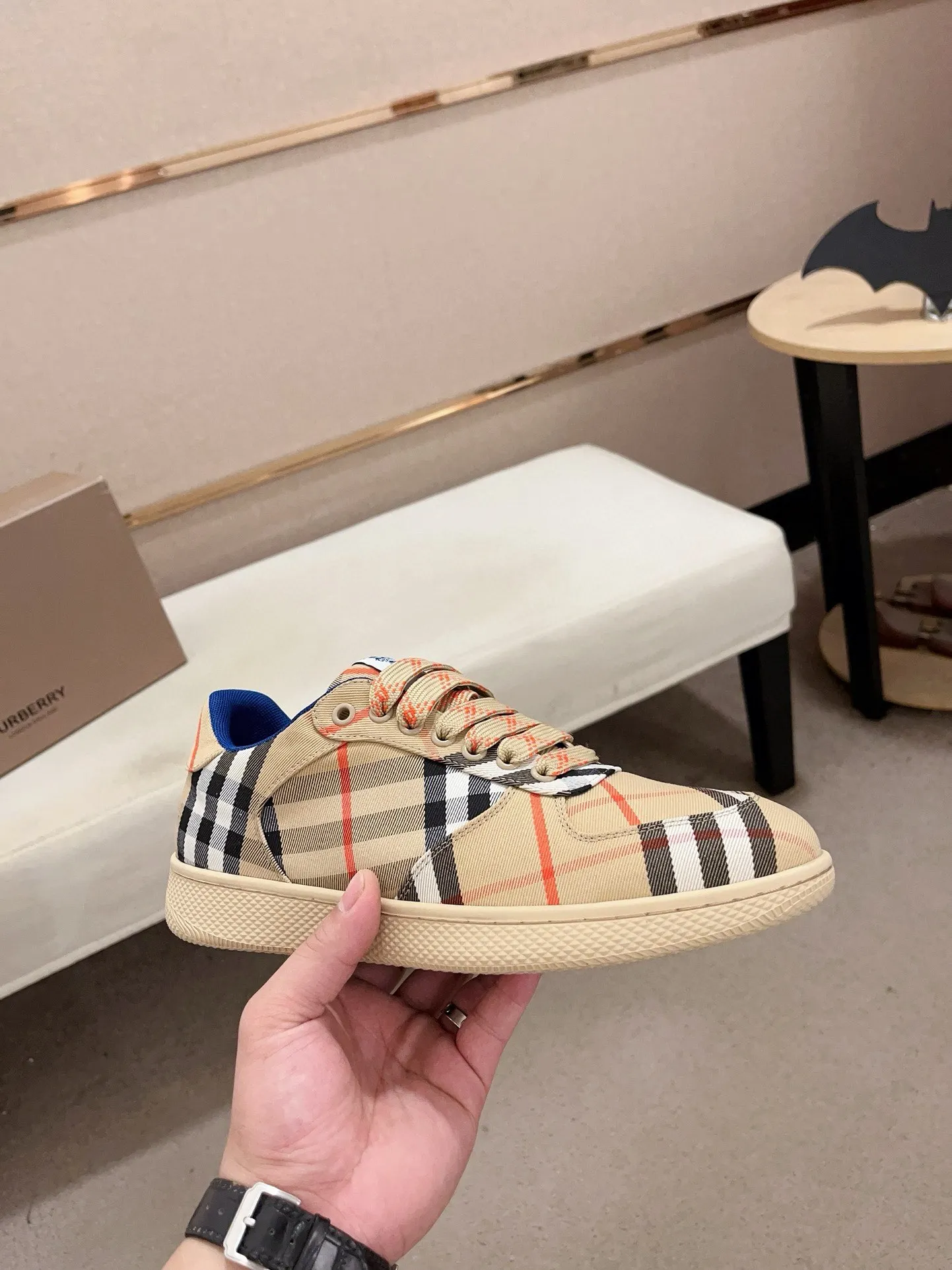 Men's shoes 💰: 560💰🇮🇹🇮🇹The counters are synchronized with Burberry's top purchasing agents🔍🔍Synchronized sales. Positive code number: 38-44. Italian imported cowhide, fully imported sheepskin lining, sole: original sole provided by the original factory, exclusive movable molded sole, super comfortable, original factory follow-up order, 🔍🔍high quality, you can enter and leave the counter at will, welcome to compare (45 yuan for customization, no return or exchange)
